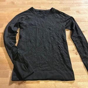 Lululemon rest less pull over, size 6. Cool black texture